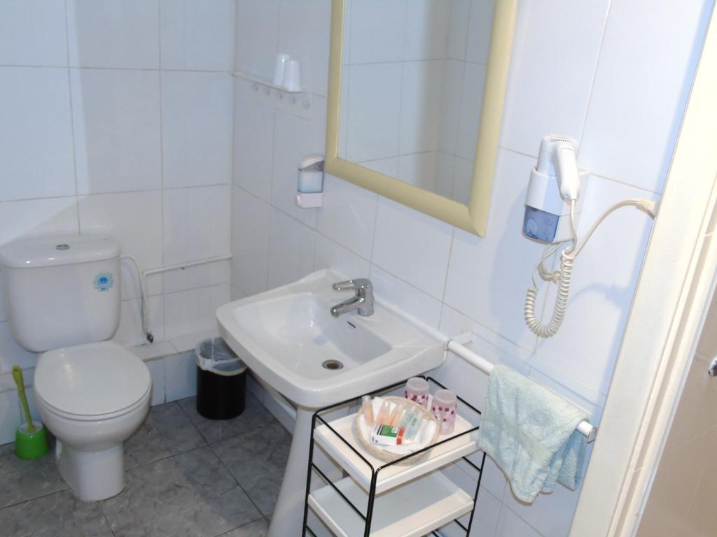 Hostal Aribau Barcelona Luaran gambar
