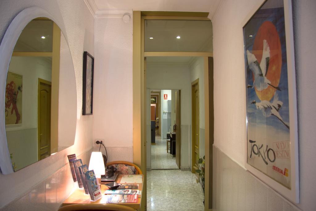 Hostal Aribau Barcelona Luaran gambar