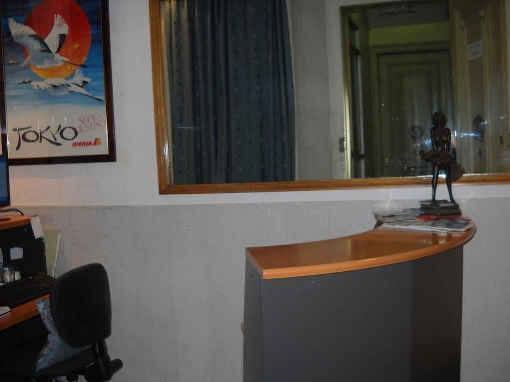 Hostal Aribau Barcelona Luaran gambar